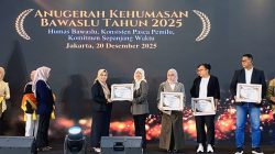 Bawaslu Provinsi Kepulauan Riau Boyong Dua Kategori Pengharagaan Terbaik 1 Serta Raih Nominasi Kehumasan Ramah Disabilitas Tingkat Provinsi Dalam Penganugerahan Kehumasan Bawaslu RI 2025.